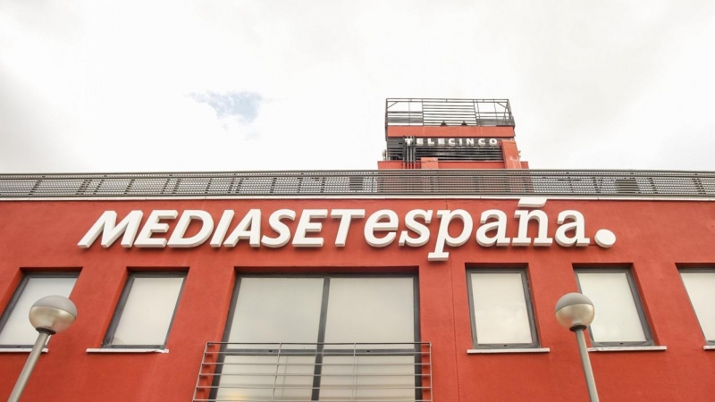 Cartel de Mediaset España en la Sede de Telecinco, en Madrid. E.P./Ricardo Rubio