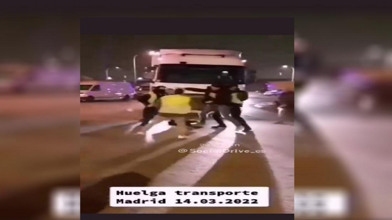 Captura de pantalla del vídeo del forcejeo en el piquete de transportistas.