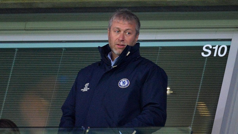 El propietario ruso del Chelsea, Roman Abramovich, durante el partido de vuelta de los octavos de final de la Liga de Campeones entre el Chelsea y el Paris Saint-Germain, en Stamford Bridge, a 11 de marzo de 2015.