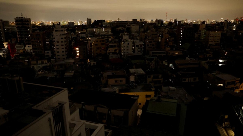 El barrio de Toshima en Tokio, sin luz tras el terremoto, este miércoles.