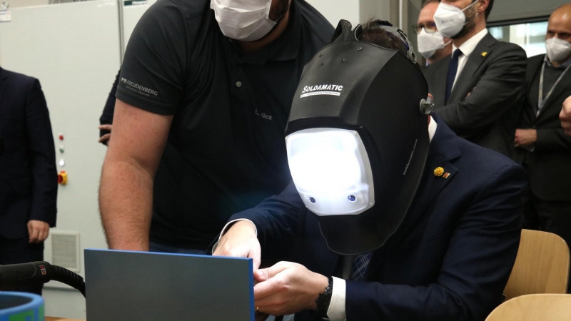 El president del Govern, Pere Aragonès, prova una soldadura de realitat virtual del centre de formació de l'empresa Freudenberg Group, a Stuttgart (Alemanya).