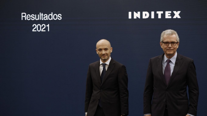 El presidente saliente de Inditex, Pablo Isla (d), y el nuevo consejero delegado, Óscar García Maceiras (i), presentan los resultados del ejercicio fiscal de la multinacional en 2021, en Arteixo. EFE/ Cabalar