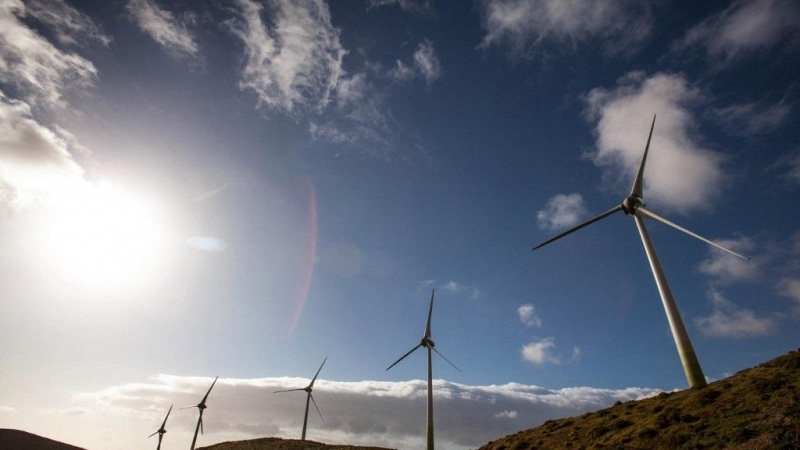 Varias turbinas eólicas en la isla de El Hierro.