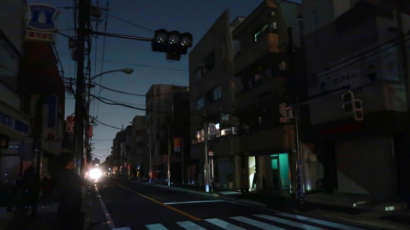Una calle se oscurece debido a la escasez de electricidad debido a un fuerte terremoto en Musashino, suburbios de Tokio, Japón, a finales del 16 de marzo de 2022.