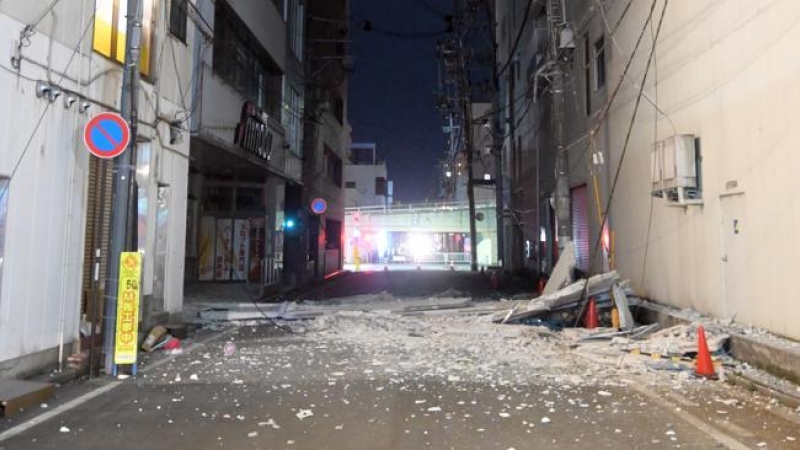 Partes de la pared de un edificio cayeron en una calle de Fukushima, en el noreste de Japón, la madrugada del 17 de marzo de 2022.