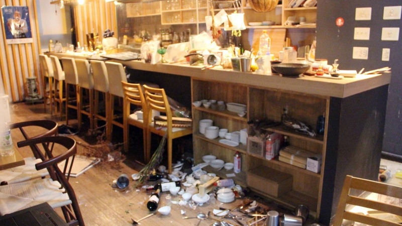 El piso de un restaurante está cubierto de platos y productos rotos en Fukushima, noreste de Japón, a fines del 16 de marzo de 2022.
