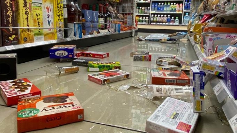 Productos cayeron de los estantes de una tienda de conveniencia en Sendai, noreste de Japón, a finales del 16 de marzo de 2022.
