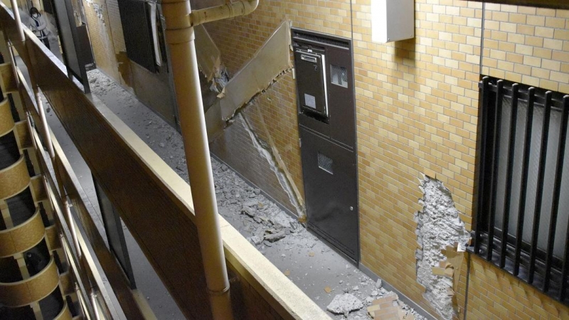 La pared de un edificio de condominios se ve parcialmente colapsada después de un terremoto en Fukushima, Japón.