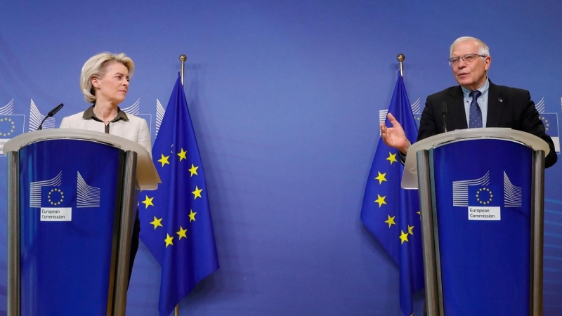 La presidenta de la Comisión Europea, Ursula von der Leyen (i.), con el alto representante de la Unión Europea para Asuntos Exteriores, Josep Borrell, en una comparecencia en Bruselas. REUTERS/Stephanie Lecocq/Pool