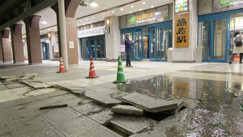Una imagen muestra bloques de pavimento dañados en el suelo frente a la estación JR Fukushima debido al impacto del terremoto en Fukushima, a 17 de marzo de 2022.
