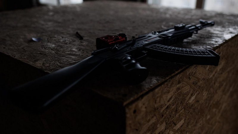 Un fusil de asalto, durante un entrenamiento, a 5 de marzo de 2022, en Lviv (Ucrania).
