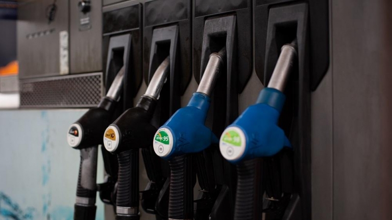 17/03/2022. Las mangueras con los diferentes tipos de gasolina, en una gasolinera de Barcelona, a 11/03/2022.