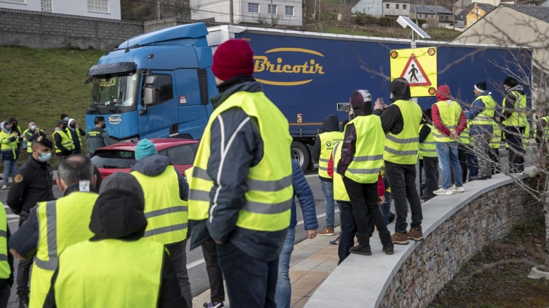 Transportistas cortan el paso a camiones no prioritarios, este jueves en Lugo.
