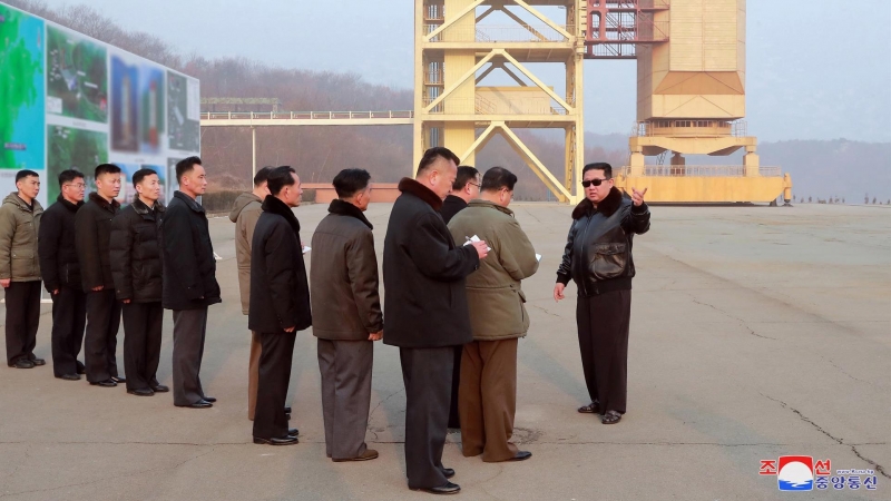 Una foto sin fecha publicada por la Agencia Central de Noticias de Corea del Norte (KCNA) muestra a Kim Jong Un (C), secretario general del Partido de los Trabajadores de Corea (WPK) y presidente de Asuntos Estatales de la República Popular Democrática de