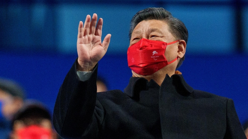 El presidente chino, Xi Jinping, saluda durante la ceremonia de apertura de los Juegos Paralímpicos de Invierno de Beijing 2022.