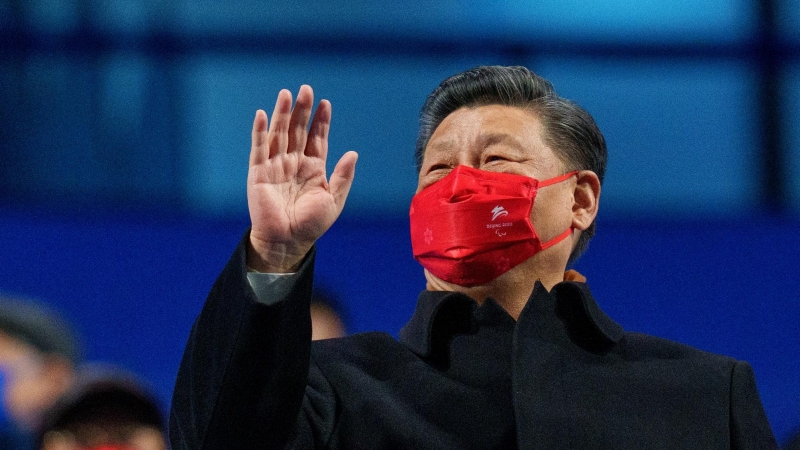 El presidente chino, Xi Jinping, saluda durante la ceremonia de apertura de los Juegos Paralímpicos de Invierno de Beijing 2022.