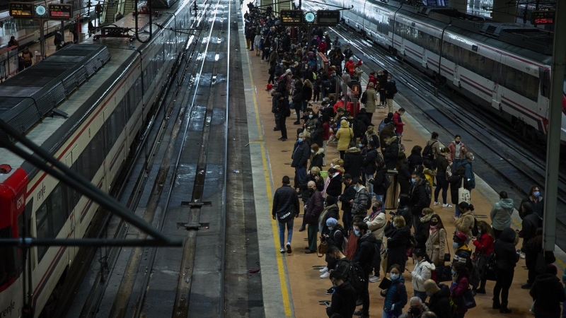 Acumulación de viajeros en un andén de la estación de Atocha.