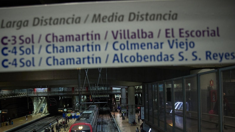 Un tren a su llegada a los andenes de la estación de Atocha, a 21 de marzo de 2022, en Madrid (España). A primera hora del día de hoy se ha producido una incidencia en el sistema informático afectando a la señalización de la estación de Chamartín lo que h