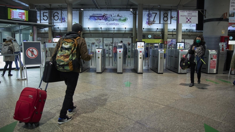 Una persona camina por las instalaciones de la estación de Atocha, a 21 de marzo de 2022, en Madrid (España). A primera hora del día de hoy se ha producido una incidencia en el sistema informático afectando a la señalización de la estación de Chamartín lo