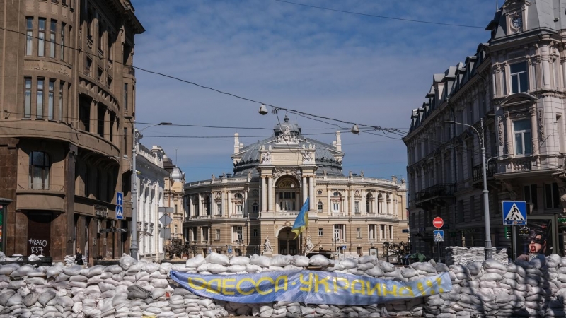 El Teatro Académico Nacional de Ópera y Ballet de Odessa y uno de los símbolos de la ciudad detrás de una barricada con un cartel que dice '¡Odesa es Ucrania!'.