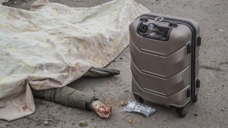 El cuerpo de un civil que murió mientras intentaba huir de la ciudad yace cubierto junto a una maleta en una calle de la ciudad de Irpin, cerca de Kiev (Kiev), Ucrania, el 6 de marzo de 2022.