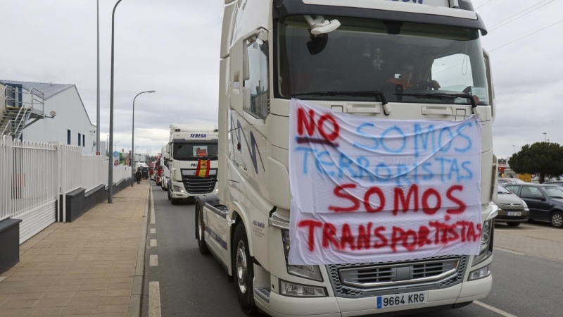 Una caravana de unos 50 camiones y vehículos de transporte ha circulado este lunes por la autovía A-66 entre el polígono del Montalvo y el polígono de Villares de la Reina a modo de protesta por la situación que esta atravesando el sector.