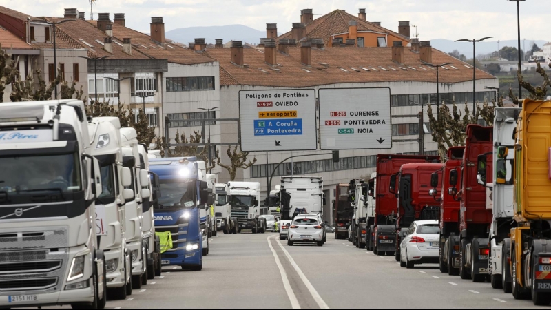 21/03/2022.- Un grupo de transportistas gallegos circulan con más de un centenar de camiones y vehículos agrarios, haciendo sonar la bocina para protestar por el alza de los precios del combustible, este lunes 21 de marzo de 2022 en Santiago de Compostela