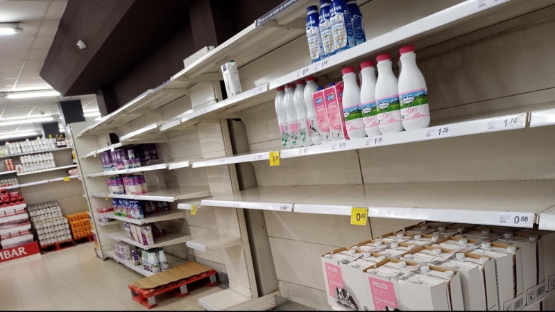 : La escasez de algunos productos básicos como la leche era visible este martes en algunos supermercados como en este Eroski de Zaragoza.