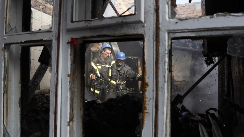 24/3/22-Bomberos ucranianos trabajan en una casa que fue atacada por Rusia en Kiev, Ucrania, a 23 de marzo de 2022.