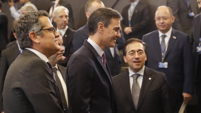 El presidente del Gobierno, Pedro Sánchez, junto al ministro de Exteriores, José Manuel Albares, este jueves en Bruselas con motivo de la cumbre de la OTAN.