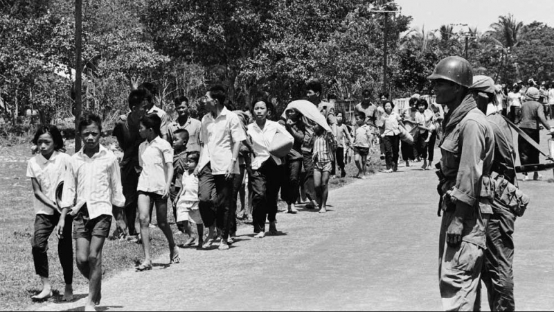 Civiles vietnamitas en custodia de milicianos del Khmer en Prasaut, el 7 de abril de 1970.