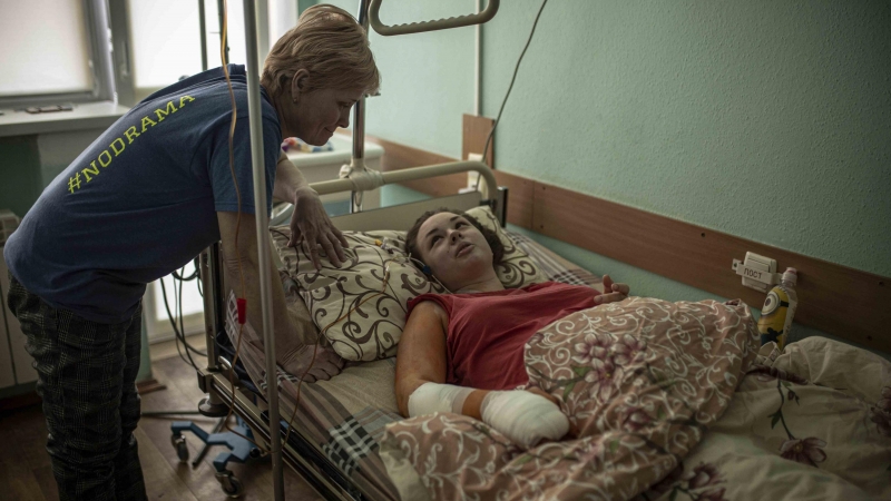 Nastia Kuzyk, de 20 años, en un hospital de Kiev donde le fue amputada una pierna tras un bombardeo ruso en su casa, en la ciudad de Chernígov, Ucrania.