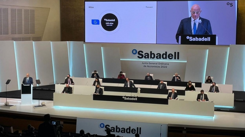 El presidente del Banco Sabadell, Josep Oliú, durante su intervención en la junta de accionistas de la entidad, en Alicante.