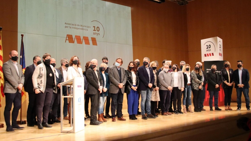 Laura Vilagrà amb els alcaldes i alcaldesses que aquest divendres han participat al desè aniversari de l'AMI.