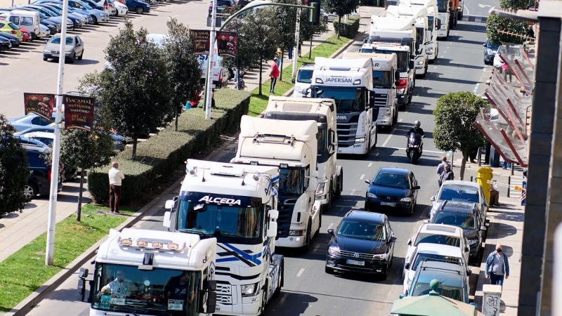 25/03/2022 Varios camiones participan en una marcha convocada desde el polígono de Raos hasta el Centro Botín, durante el undécimo día de paro nacional de transportistas, a 24 de marzo de 2022, en Santander, Cantabria
