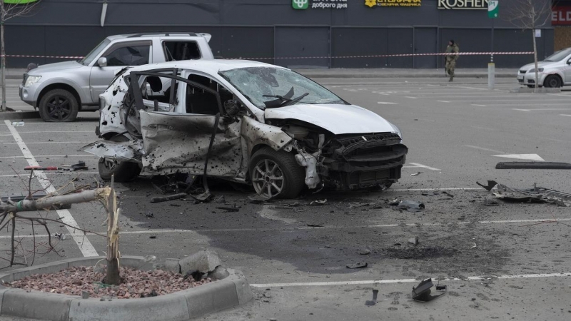 Estado del automóvil de la periodista rusa Oksana Baulina, tras ser alcanzado por un misil ruso cuando estaba aparcado en el estacionamiento del centro comercial Retroville de Kiev. En la explosión falleció otro civil que acompañaba a la periodista.