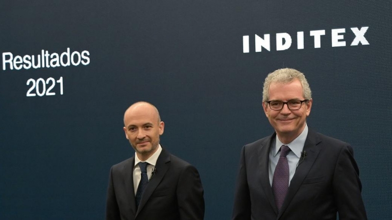 El hasta ahora presidente de Inditex, Pablo Isla (d), y el nuevo consejero delegado Óscar García Maceiras (i), en la presentación de los resultados de 2022, en Arteixo (A Coruña). E.P./M. Dylan