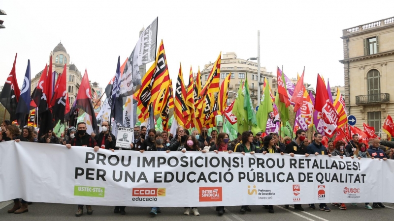 29/03/2022 - Capçalera de la manifestació de docents d'aquest dimarts a Barcelona.