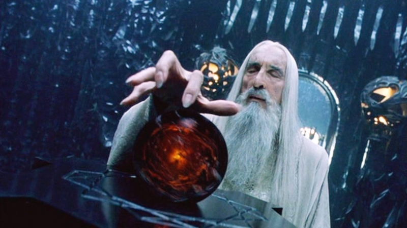 Fotograma de la película 'El señor de los anillos: las dos torres', basada en el libro de Tolkien, en el que se ve al personaje Saruman usando una 'palantir'.