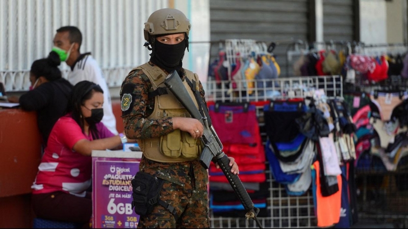 Un soldado patrulla por las calles de San Salador, después de que el Congresos salvadoreño aprobara el estado de emergencia. REUTERS/Jessica Orellana