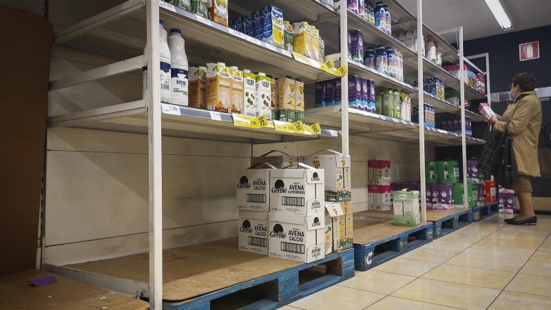 Una mujer compra leche este martes 29 de marzo de 2022 en un supermercado de San Sebastián, donde la huelga de transportistas está causando el desabastecimiento de algunos productos.