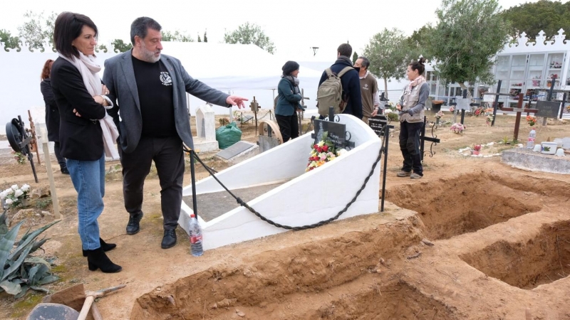 Jesús Jurado (Secretario autonómico del Memoria Democrática del Govern) y Ana Juan (presidenta del Consell de Formentera) presencian las labores de exhumación