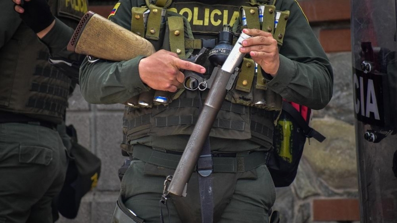 30/03/2022. Un policía colombiano carga su lanzador de granada de gas lacrimógeno durante unas protestas, a 05/05/2021.