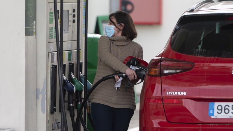 Una mujer reposta combustible en una gasolinera, a 24 de febrero de 2022, en Madrid.