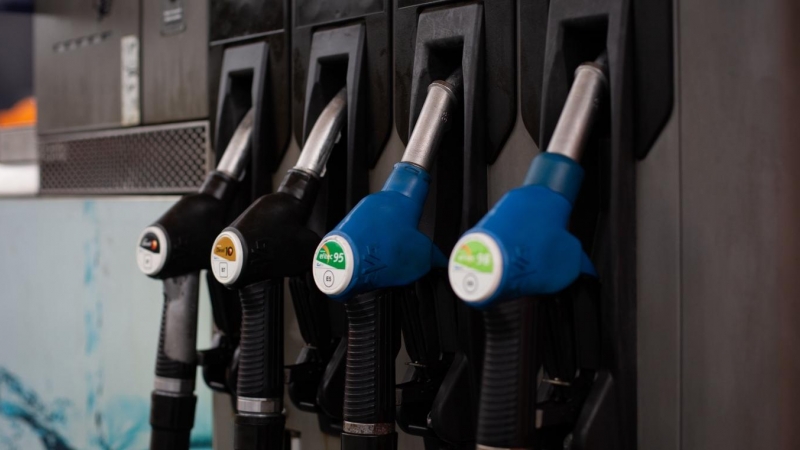 /11/3/2022) Las mangueras con los diferentes tipos de gasolina, en una gasolinera de Barcelona.
