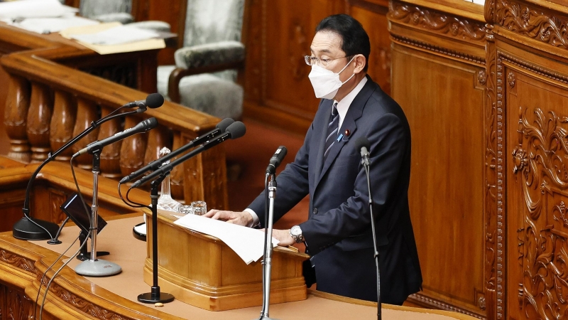1/4/22-El primer ministro japonés, Fumio Kishida, habla en la sesión plenaria de la Cámara Baja en la Dieta Nacional, a 17 de marzo de 2022.