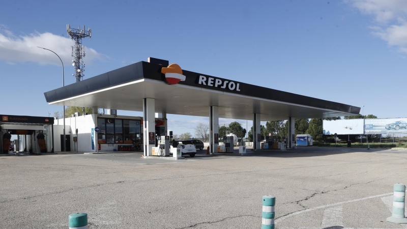 Algunos vehículos repostan combustible en una estación de servicio de Madrid, este viernes 1 de abril de 2022, cuando entra el vigor la rebaja mínima obligatoria de 20 céntimos por litro.