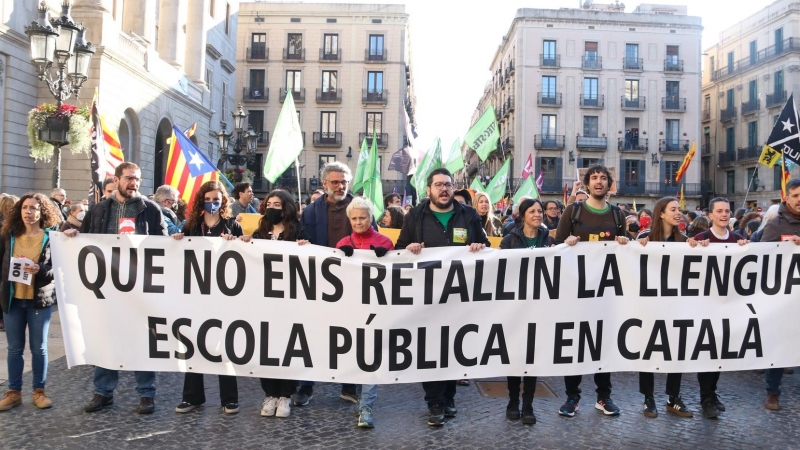 Manifestació a la plaça de Sant Jaume de Barcelona contra la sentència del 25% en castellà i en defensa de l'escola en català.