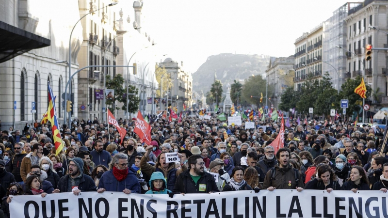 Manifestación convocada por los sindicatos Ustec, Intersindical, CGT, COS,Sindicat d'Estudiants dels Països Catalans (SEPC) y las Asociaciones Federadas de Familias de Alumnos de Cataluña (AFFaC) quienes participan este sábado en una protesta por las call