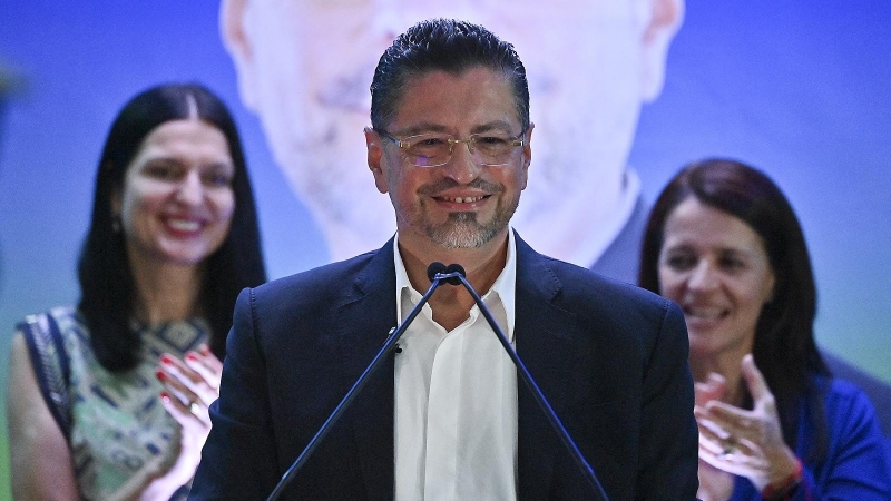 4/4/22-El candidato presidencial costarricense Rodrigo Chaves, del partido Progreso Socialdemócrata, habla en la sede de su campaña después del cierre de las urnas en San José, Costa Rica, el 3 de abril de 2022.